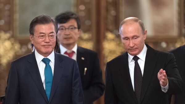 El presidente de Rusia, Vladímir Putin y el presidente surcoreano, Moon Jae-in en Moscú - Sputnik Mundo