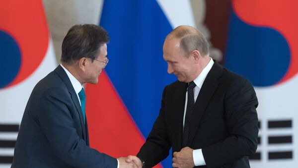 Presidente de Corea del Sur, Moon Jae-in, presidente de Rusia, Vladímir Putin - Sputnik Mundo