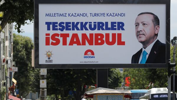 La gente camina frente a un cartel del presidente de Turquía, Tayyip Erdogan. El cartel dice: Nuestra gente ganó, Turquía ganó, gracias Estambul. - Sputnik Mundo