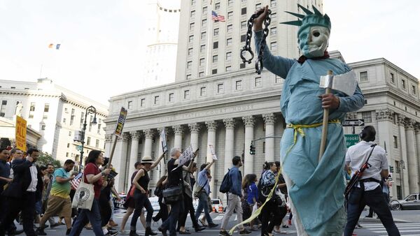 La gente protesta contra las políticas de inmigración del presidente de EEUU, Donald Trump, en la ciudad de Nueva York - Sputnik Mundo