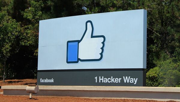 Logo de Facebook junto a la sede de la empresa (imagen referencial) - Sputnik Mundo