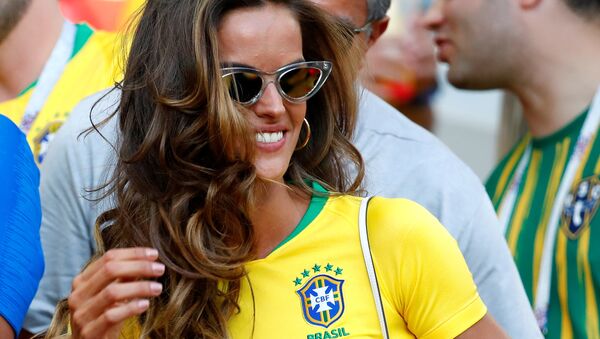 Izabel Goulart, modelo brasileña, asiste el partido entre Brasil y Serbia en la fase de grupos del Mundial de Rusia - Sputnik Mundo