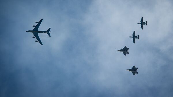 Dos A-10 y dos F-22 estadounidenses vuelan detrás de un KC-135 durante una maniobras de la OTAN en Estonia en 2015 - Sputnik Mundo