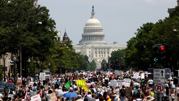 Manifestantes protestan en Washigton DC por el fin de la política migratoria de 'tolerancia cero' en EEUU implantada por el actual presidente del país, Donald Trump - Sputnik Mundo