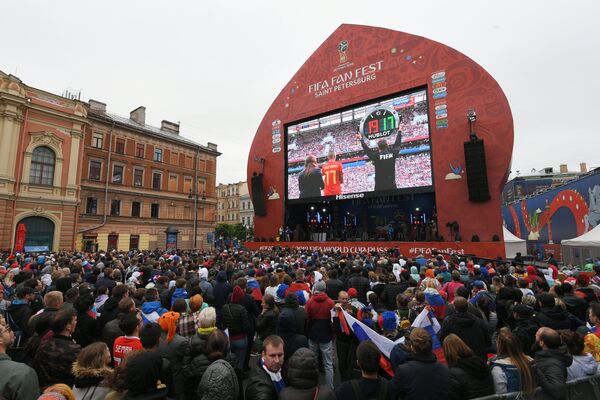 Hinchas viendo el partido entre las selecciones nacionales de España y Rusia en la zona de aficionados en San Petersburgo Hinchas viendo el partido entre las selecciones nacionales de España y Rusia en la zona de aficionados en San Petersburgo - Sputnik Mundo