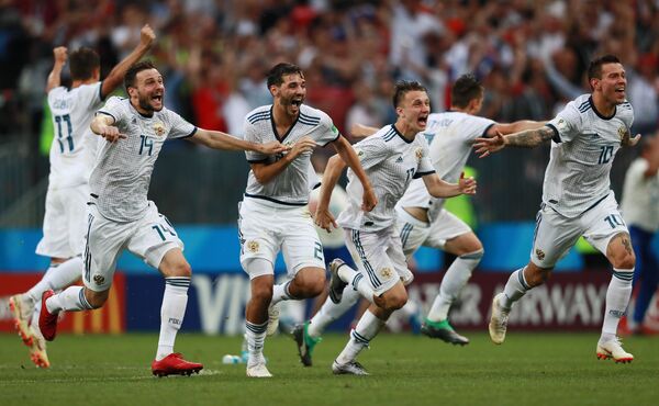Los jugadores de la selección rusa se alegran por la victoria sobre España Los jugadores de la selección rusa se alegran por la victoria sobre España - Sputnik Mundo