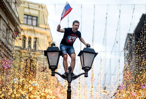 Locura en las calles de Moscú: Rusia celebra la victoria frente a España - Sputnik Mundo