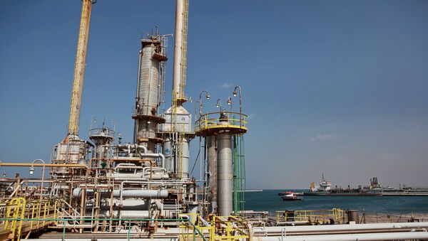 Refinería de petróleo en Libia (archivo) - Sputnik Mundo