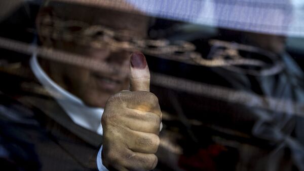 AMLO muestra la tintura en su pulgar tras ejercer su derecho al voto - Sputnik Mundo