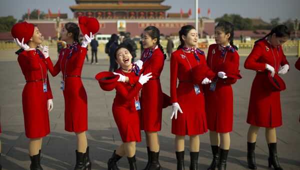 Jóvenes chinas en la plaza Tiananmén, Pekín, China (archivo) - Sputnik Mundo