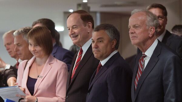 Los senadores Richard Shelby (izda.) y Jerry Moran (dcha.), junto con el presidente de la Duma de Estado, Viacheslav Volodin - Sputnik Mundo