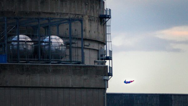 El dron en forma de superman cerca del edificio de la central nuclear de Bugey, Francia - Sputnik Mundo