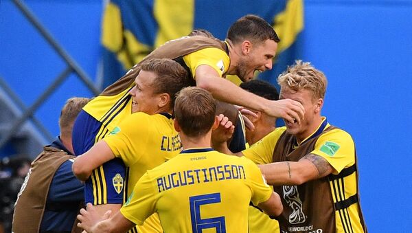 La selección de Suecia tras su victoria ante Suiza - Sputnik Mundo
