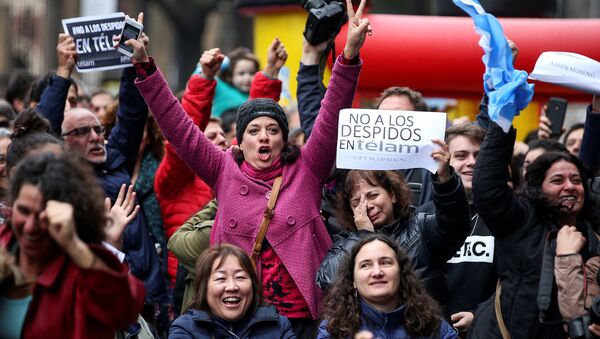 Empleados de la agencia argentina Télam manifestándose contra los despidos. - Sputnik Mundo