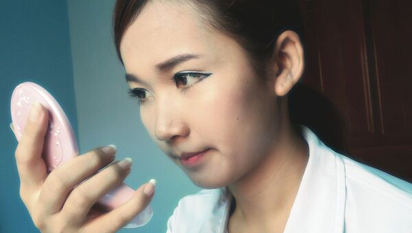 Maquillaje de una joven asiática - Sputnik Mundo