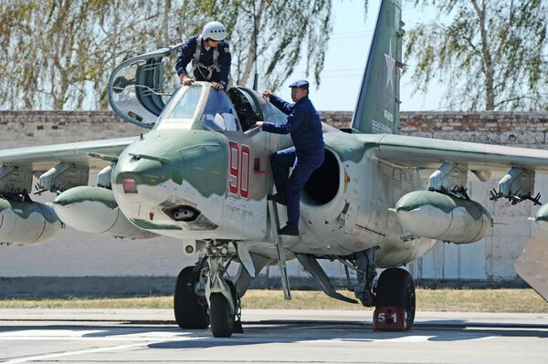 Rusia da una cálida bienvenida a sus pilotos regresados de Siria - Sputnik Mundo