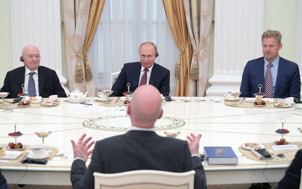 El presidente de Rusia, Vladímir Putin se reune con estrellas del fútbol - Sputnik Mundo