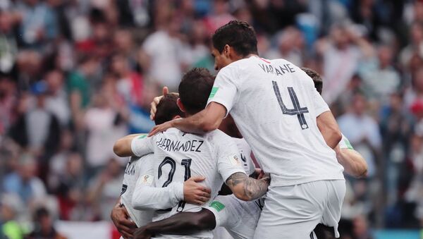 Jugadores franceses celebran gol contra Uruguay - Sputnik Mundo
