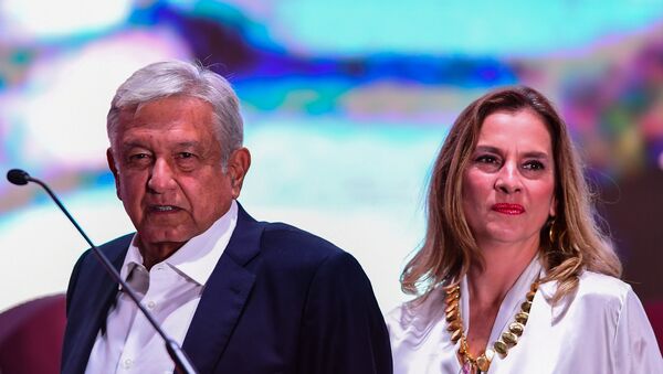 Beatriz Gutiérrez Müller y Andrés Manuel López Obrador. - Sputnik Mundo