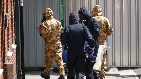 Investigadores en el lugar del envenenamiento en Amesbury, Reino Unido - Sputnik Mundo