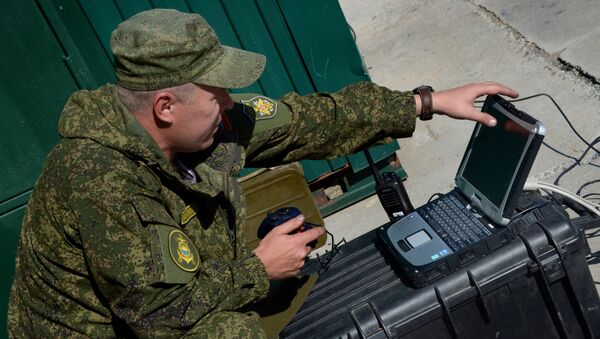 Un militar ruso con un portátil (imagen referencial) - Sputnik Mundo