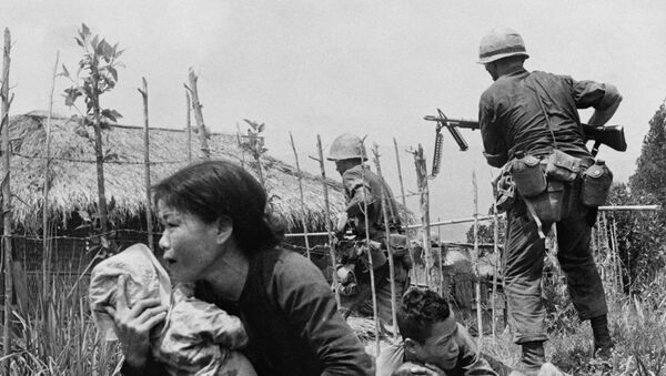 Los marines de EEUU atacan la aldea de My Son, cerca de Da Nang, en abril de 1965 - Sputnik Mundo