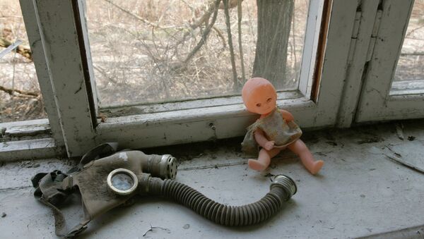 Muñeco y máscara de gas sobre la ventana de una guardería en Pripiat, Chernóbil - Sputnik Mundo