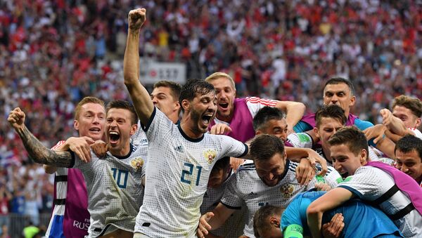 Futbolistas de la selección de Rusia celebran la victoria sobre España en el Mundial de Rusia 2018, 1 de julio de 2018 - Sputnik Mundo