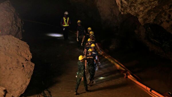 Soldados rescatistas en la cueva Tham Luang, Tailandia - Sputnik Mundo