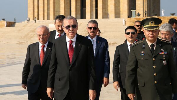 Recep Tayyip Erdogan, presidente de Turquía (centro) - Sputnik Mundo