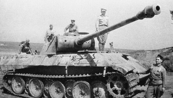 Soldados soviéticos cerca de un tanque alemán destruido en la batalla de Kursk - Sputnik Mundo