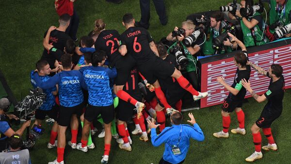 Futbolistas croatas celebran segundo gol ante Inglaterra en las semifinales del Mundial de Rusia - Sputnik Mundo