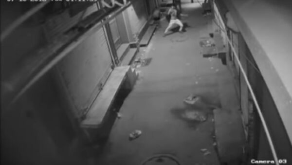 ¿Ladrón o bailarín? Una cámara de vigilancia graba un vídeo controvertido - Sputnik Mundo
