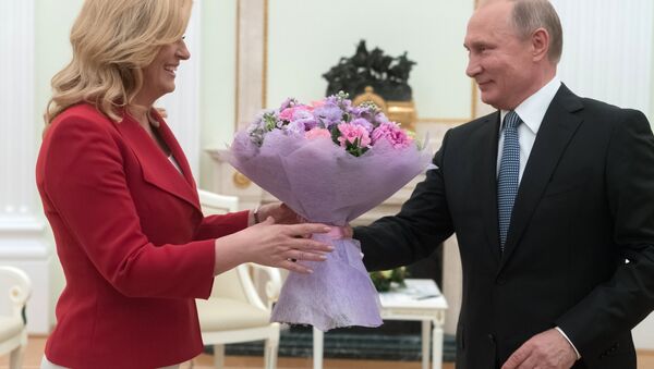 El presidente de Rusia, Vladímir Putin, y la presidenta de Croacia, Kolinda Grabar-Kitarovic - Sputnik Mundo