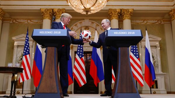 La reunión entre el presidente de Estados Unidos, Donald Trump, y el presidente de la Federación de Rusia, Vladímir Putin - Sputnik Mundo