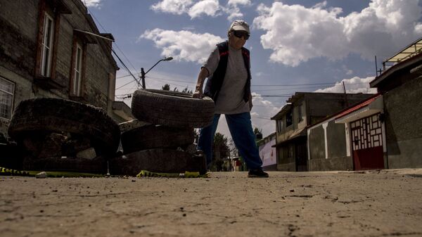 Esperanza coloca neumáticos en las calles dañadas de la Colonia del Mar tras el sismo del 19 de septiembre de 2017. - Sputnik Mundo