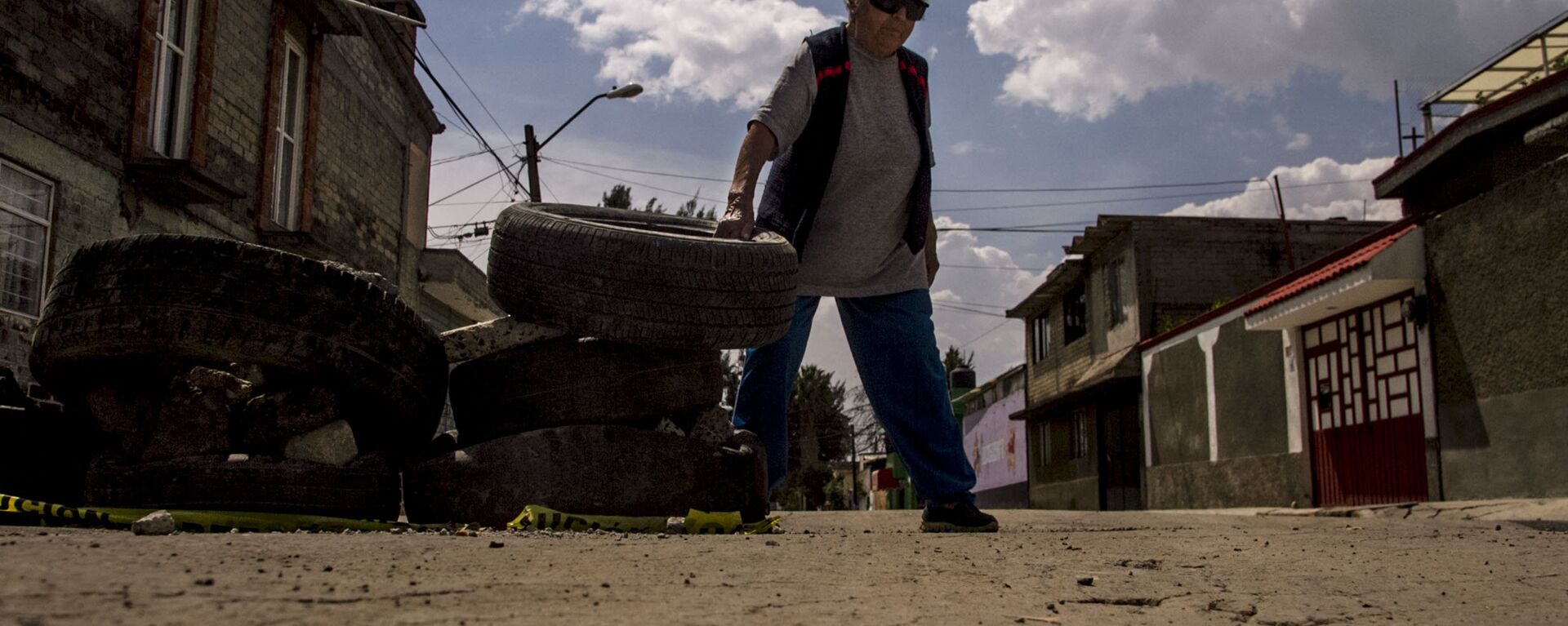 Esperanza coloca neumáticos en las calles dañadas de la Colonia del Mar tras el sismo del 19 de septiembre de 2017. - Sputnik Mundo, 1920, 19.07.2018