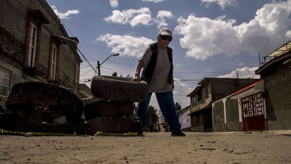 Esperanza coloca neumáticos en las calles dañadas de la Colonia del Mar tras el sismo del 19 de septiembre de 2017. - Sputnik Mundo