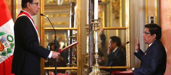 El presidente peruano Martín Vizcarra tomando juramento a Vicente Zeballos como ministro de Justicia y Derechos Humanos El presidente peruano Martín Vizcarra tomando juramento a Vicente Zeballos como ministro de Justicia y Derechos Humanos - Sputnik Mundo