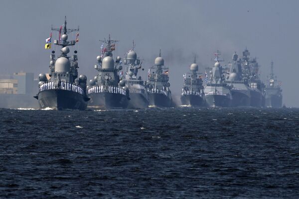 Una flota rusa de barcos lleva a cabo el primer ensayo para el desfile marítimo del Día de la Armada de Rusia en Kronstadt, en la isla de Kotlin. - Sputnik Mundo