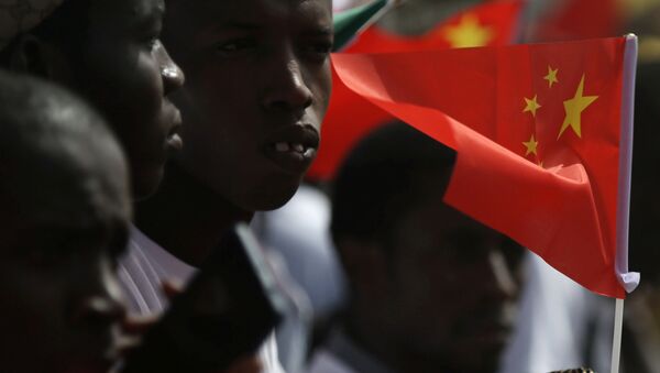 Los senegaleses reciben a la delegación china en el aeropuerto con las banderas de China en las manos - Sputnik Mundo