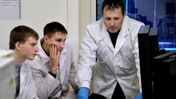 Los cientificos en un laboratorio biomédico de la Universidad Federal de Lejano Oriente rusa, en Vladivostok (archivo) - Sputnik Mundo