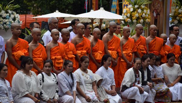 Los niños de la cueva de Tailandia se ordenan como novicios de Buda - Sputnik Mundo