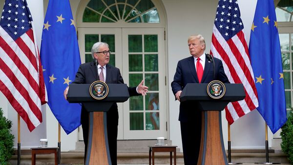 El presidente de la Comisión Europea, Jean-Claude Juncker, junto al presidente de EEUU, Donald Trump - Sputnik Mundo