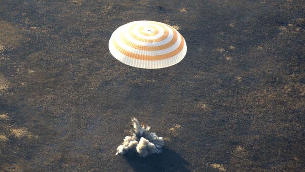 Paracaídas de una nave espacial (imagen referencial) - Sputnik Mundo
