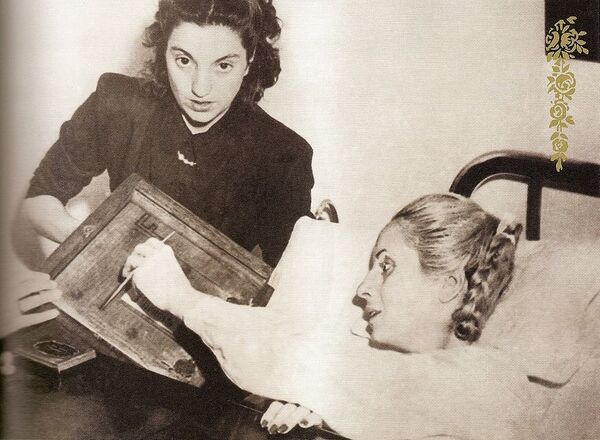 Eva Perón, ya enferma, vota en el hospital Eva Perón, ya enferma, vota en el hospital - Sputnik Mundo