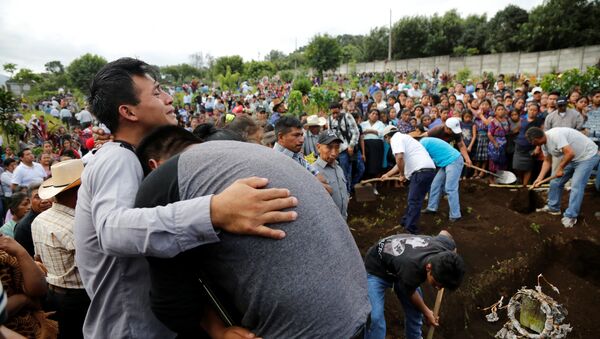 Funeral de las víctimas de la erupción del Volcán de Fuego en Guatemala - Sputnik Mundo