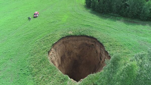 Una falla kárstica de 32 metros de diámetro y 50 metros de profundidad en la región rusa de Nizhni Nóvgorod. - Sputnik Mundo