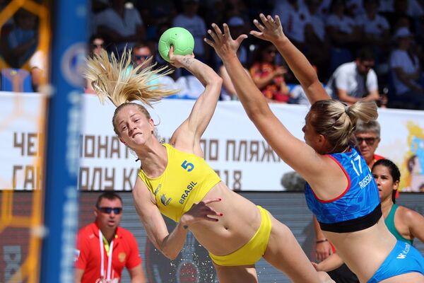 Un partido entre las selecciones femeninas de Brasil y Rusia. - Sputnik Mundo