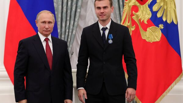 Vladímir Putin, presidente de Rusia, con el capitán y portero de la selección rusa Ígor Akinféev - Sputnik Mundo